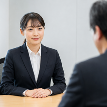 採用面接で話す応募者と担当者
