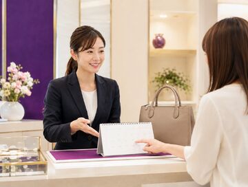 スタッフとお客様がカレンダーで次の期限を確認する様子